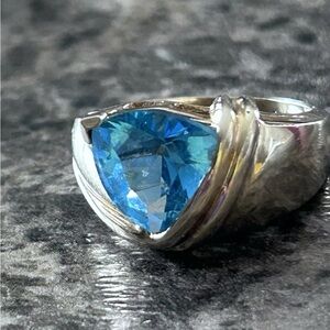 VINTAGE SOLID 10K YELLOW GOLD  BLUE TOPAZ  RING SIZE 6.75